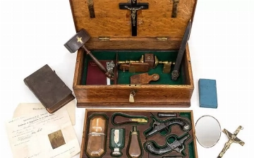 На аукционе продали набор для охоты на вампиров за $20 000