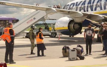 Белорусские диспетчеры сообщили пилотам Ryanair о минировании самолета на 27 минут раньше, чем получили сообщение о бомбе – СМИ