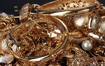 Два колдуна из Карши обманули женщину, якобы спасая ее от несчастья