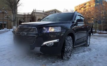 Тачки на льду: посмотрите, как «Каптива» шикарно «дрифтует» на заледенелой дороге рядом с метро Беруни