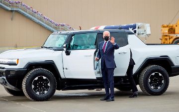 Это чертовски крутой автомобиль: Байден протестировал электрический пикап Hummer EV