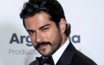 Бурак Озчивит взял $1 млн с поклонницы за возможность посидеть рядом