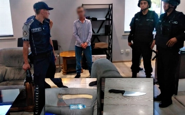 В Ташкенте охранник требовал повышения зарплаты, угрожая директору топором