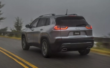Jeep отзовет свыше 12 тысяч Cherokee из-за сигналов поворота