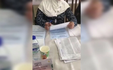 В ЦИК прокомментировали видео, где женщина подряд ставит галочки на бюллетенях