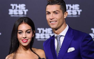 Жена Роналду показала новорожденную дочь и раскрыла ее имя