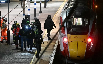 В Англии двое напали с ножами на пассажиров поезда – 10 раненых