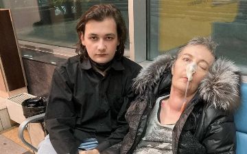 Студент работал круглосуточно, чтобы оплатить операцию больной раком матери