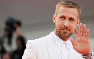 Появились фотографии Райана Гослинга в образе Кена для фильма «Барби»