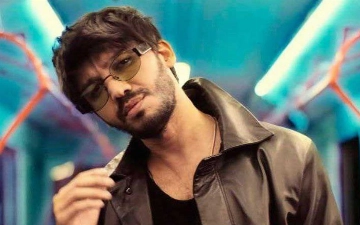 Хамдам Собиров выбросил свою одежду в толпу фанатов