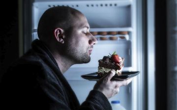 Правда ли, что съеденная ночью еда гниет в кишечнике