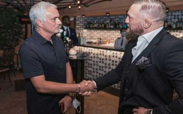 Моуриньо встретился с Макгрегором и сделал ему подарок