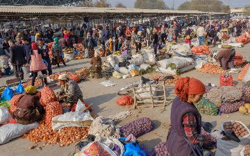 В Сурхандарье мужчина прилюдно избил тещу 