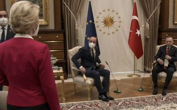 Руководительнице Еврокомиссии не хватило стула на встрече с президентом Турции и главой Евросовета<br>