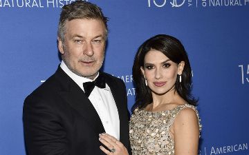 Убивший женщину-оператора актер Алек Болдуин был задержан со своей супругой 