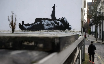 В разных районах Лондона появились два одинаковых граффити Бэнкси