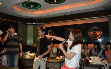 В Китае запретят петь в караоке «безвкусные» песни