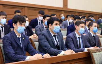 Андижанский хоким заменил себя шестнадцатью девушками и парнями <br>