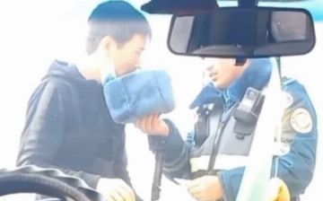 В Нукусе инспектор ГАИ заставил водителя подуть в свою шапку вместо алкотестера