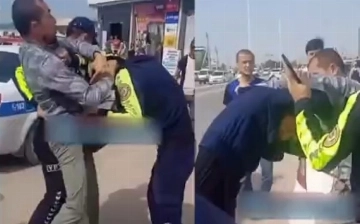 В Кашкадарье разъяренный водитель устроил драку с сотрудниками ДПС