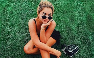 Марьям Тилляева пригрела змею на груди — видео