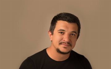 Актер Бабур Юлдашев признался, что в подростковом возрасте клянчил деньги у прохожих