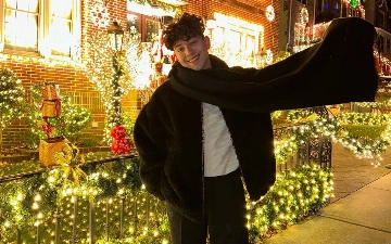 Озод Хурамов показал американские дома, украшенные в стиле фильма «Один дома» – видео