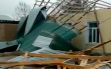 В Наманганской области крыши домов не выдержали ветра и слетели