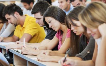 «Из-за затрат на образование узбекские студенты испытывают стресс и чувство безысходности»: ЮНИСЕФ о молодежи Узбекистана