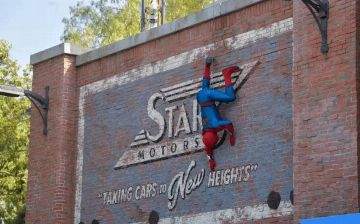 В Диснейленде появился летающий Человек-паук — видео