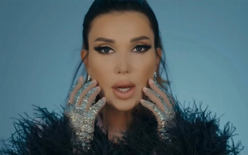 Певице Райхон пришлось выступить на стадионе полным саранчи