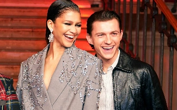 Зендея и Том Холланд сыграли в баскетбол со школьниками