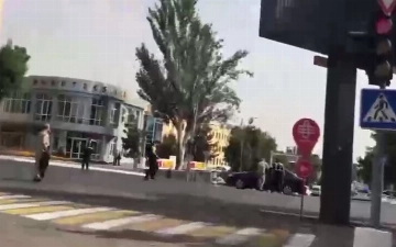 В Ташкенте правоохранители открыли стрельбу на трассе за секунды до проезда кортежа (видео)