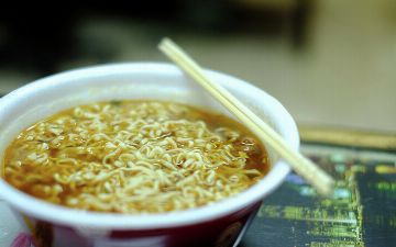 Диетолог предупредила об опасности еды быстрого приготовления