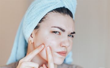 «Треугольник смерти» на лице: рассказываем, в какой зоне лица запрещено выдавливать прыщи