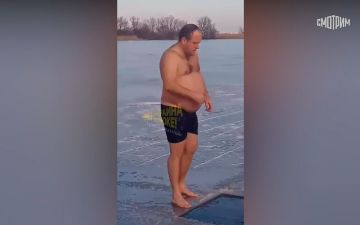 Нырнул в прорубь и больше не вынырнул: украинец утонул на глазах у жены и друга — видео