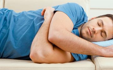 Опасно ли для сердца спать на левом боку?