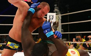 Бывшего противника Емельяненко наглухо нокаутировали пощечиной в Польше - видео