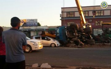 В Ташкенте автокран наехал на автомобиль Mazda и перевернулся на другие авто