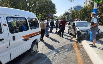 Водитель не подчинился требованию сотруднику ДПС протаранил шесть машин и влетел в столб