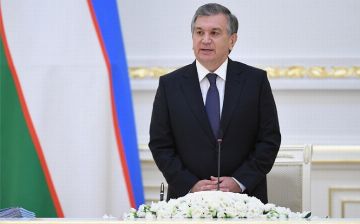 Президент поздравил узбекистанцев с Днем Конституции