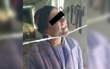 В Навои мужчина хотел пошутить и привязал инвалида в коровнике