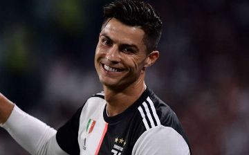 Роналду вывез из Турина свой автопарк. Посмотрите, как это было