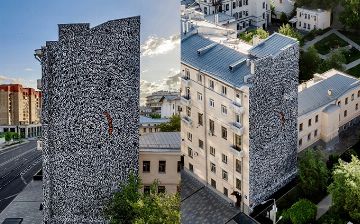 Покрас Лампас написал на фасаде здания в Москве имена 400 пропавших детей