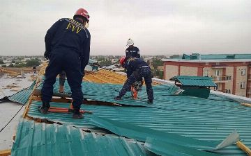 Сильный ветер в Навои и Джизаке снес кровли жилых домов