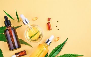 Объясняем, почему масло конопли стало самым заметным бьюти-ингредиентом