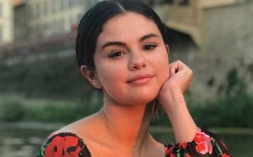 Селену Гомес заподозрили в романе с известным ведущим