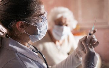 Всем пожилым людям рекомендовали вакцинироваться от коронавируса