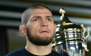 На бойца Хабиба Нурмагомедова набросился фанат (видео)