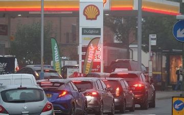 Великобритания столкнулась с дефицитом топлива из-за нехватки водителей бензовозов